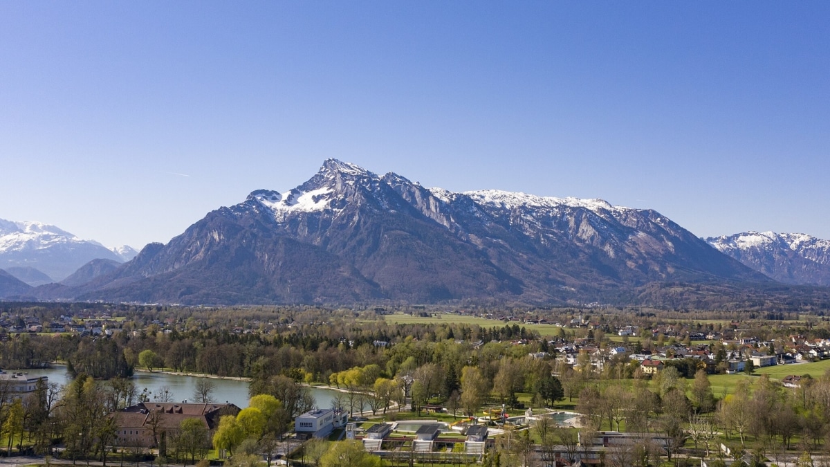 De Untersberg torent hoog boven Salzburg uit en biedt spectaculaire uitzichten over de stad en de omliggende Alpen.