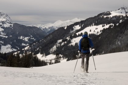 Op sneeuwschoenen kun je op plekken komen die voor de meeste skiërs en wandelaars onbereikbaar zijn